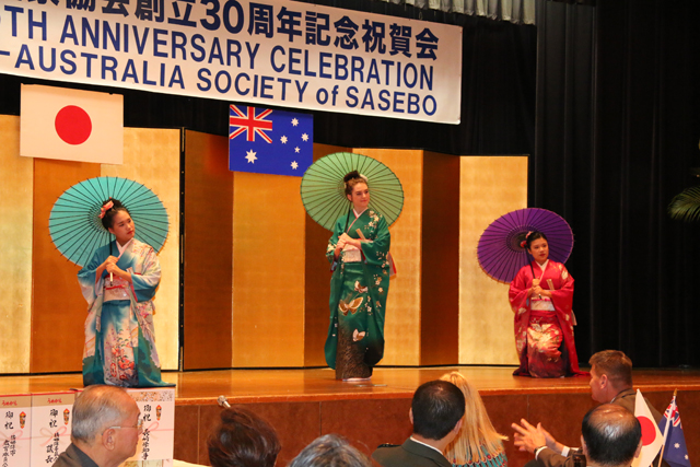 Performance Traditional Japanese Dance by International Exchange Students.